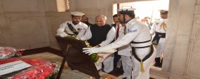 PU delegation visits Iqbal mausoleum for offering Fateha