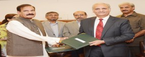 PU signs MoU to bring revolution in cotton industry - Disease resistant cotton seed to contribute $4 billion to economy: PU VC